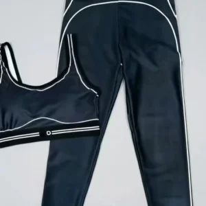 Slim Fit Workout Outfit with Stretch Fabric and Modern Graphic Design
